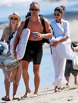 BESKYTTET: Matthew McConaughey og Camilla Alves beskyttet sønnen Levi mot sola og fotografer