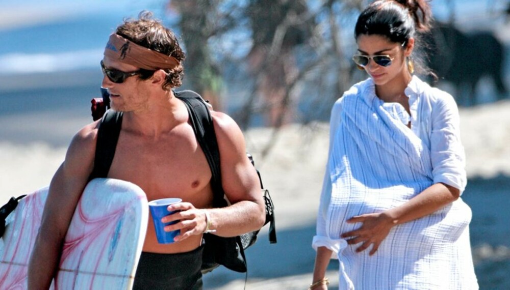 PÅ VIFT: Matthew McConaughey og Camilla Alves tok med sønnen Levi på stranda