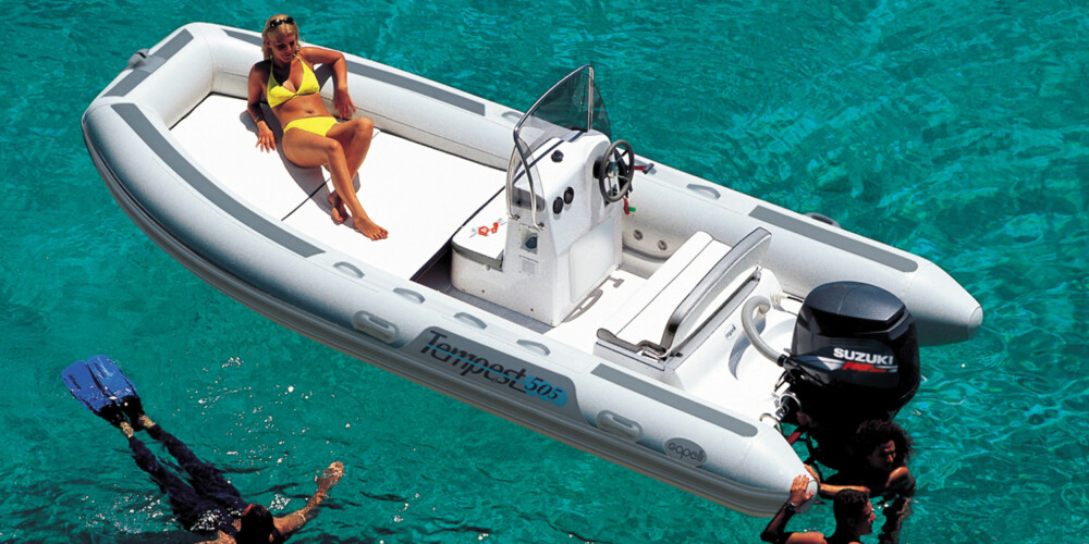 Italienske Capelli 505 er en typisk familie-RIB, og er en super badebåt for familien.