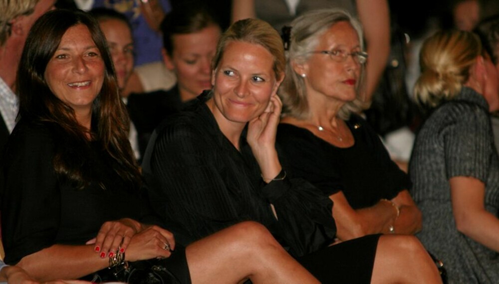 PÅ VISNING: Kronprinsesse Mette-Marit kom for å se Iselin Engans motevisning på Oslo Fashion Week fredag kveld sammen med moren Marit Tjessem og venninnen Petra MIddelthon.