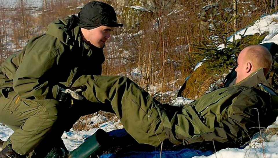 KALD HUD varmes mot varm hud. Her legges kalde føtter mot kameratens mage, som er et av de varmeste områdene på kroppen. Sør også for å dekke til hodet. (Foto: Yngve Ask)