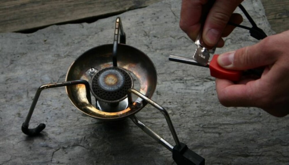 ARTIG: Det er litt artig å tenne brenneren eller bålet med tennstål istedenfor en fyrstikk! (Foto: John Arne Tungen)