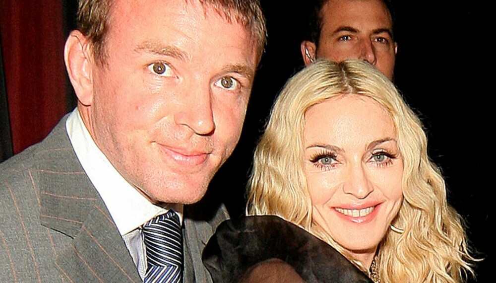 SMILTE BREDT: Madonna og Guy Ritchie koste seg på hennes bursdagsfeiring lørdag.