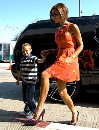 SLANK: Victoria Beckham er blant de slankeste rollemodellene for kvinner. Her med sønnen Romeo.