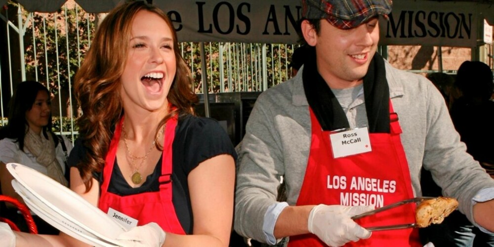 HJELPER: Jennifer Love Hewitt og forloveden Ross McCall vil gjerne inspirere andre. Her hjelper de til å servere julemiddag til de hjemløse i Los Angeles julaften i fjor.