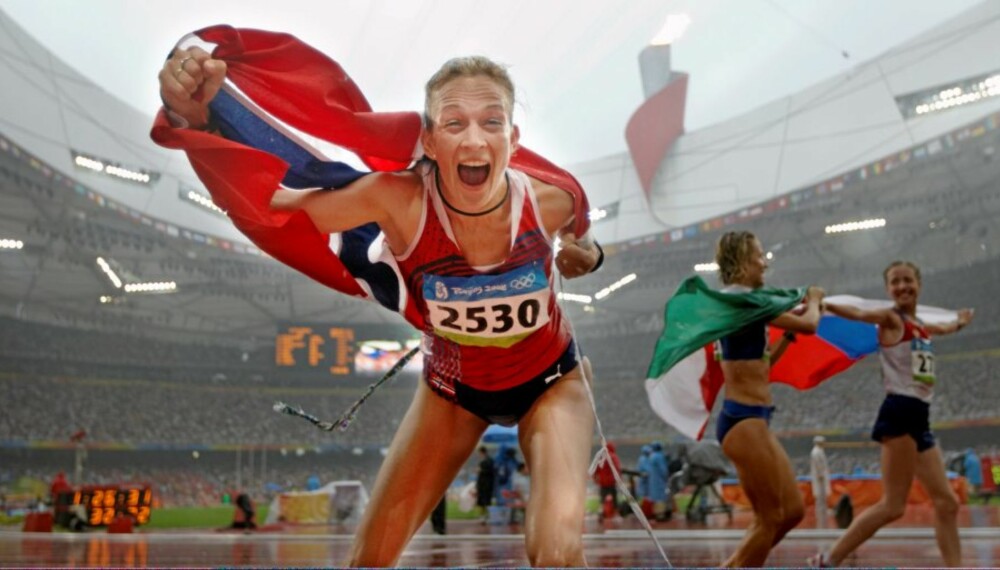SØLVJUBEL: Kjersti Tysse Plätzer jublet for sølvmedaljen i Fugleredet etter løpet i natt.