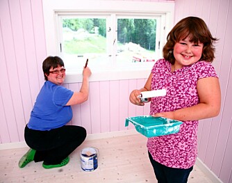 PRINSESSEROM: Elise har selv valgt fargen på veggene og synes det er ok at mamma Monica hjelper til med å male.