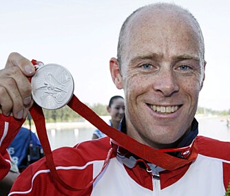 GLAD SØLVVINNER: Eirik Verås Larsen viser stolt fram sølvmedaljen fra Beijing.