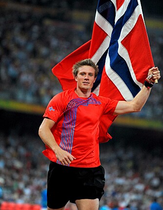 NORSK GULL: Andreas Thorkildsen tar en seiersrunde med det norske flagget etter spyfinalen lørdag.