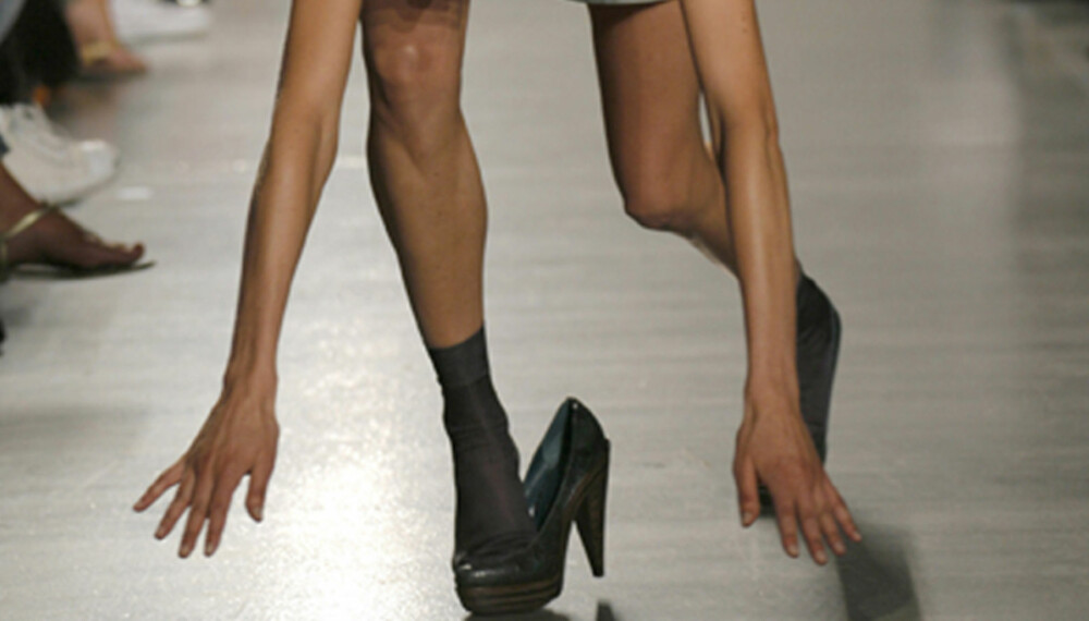 Nok et eksempel på at høye hæler og glatt catwalk kan være snublende nær pinlige fall.