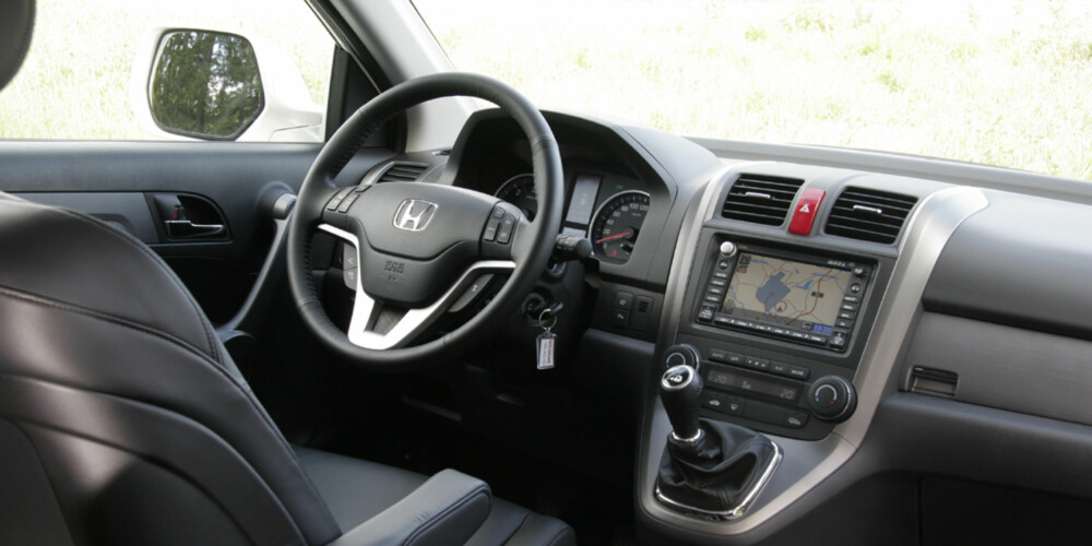 Forbes kårer Honda CR-V som den beste bilen blant kompaktklasseSUVene å sitte i kø i. I vår test kan du blant annet lese at den er like god å sitte i i baksetene som i den utsøkte førerplassen med høyt plassert girspak.