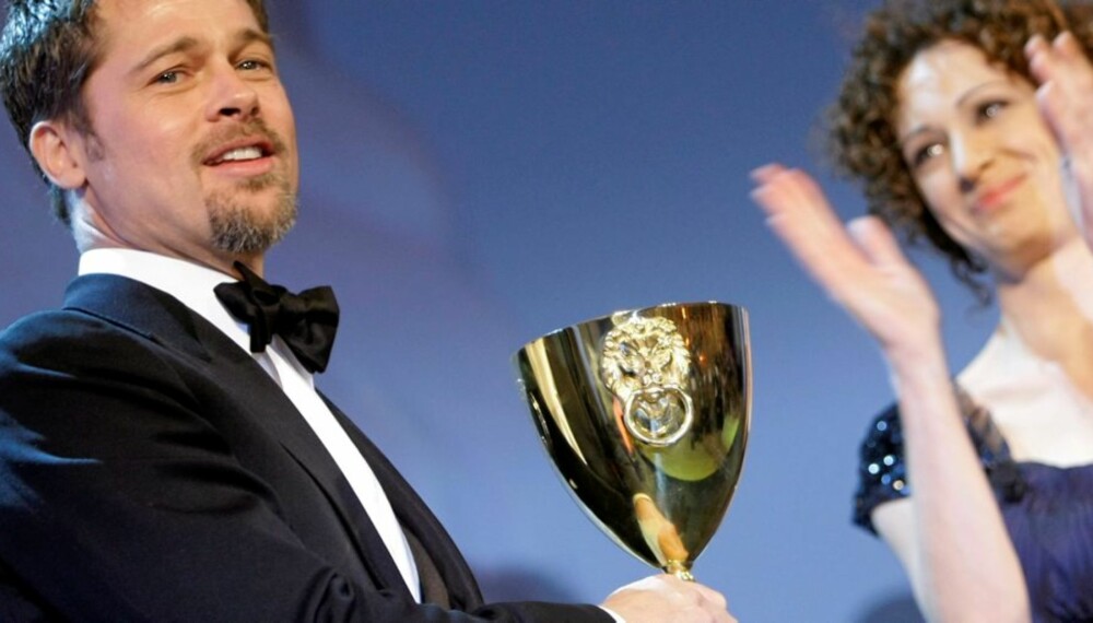 MOTTOK PRIS: Brad Pitt mottok endelig prisen for "Beste skuespiller" under åpningen av filmfestivalne i Venezia onsdag - ett år etter at han vant den.