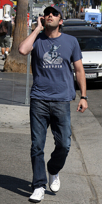 Ben Affleck vet å kle seg. Her i jeans og en tøff t-skjorte.