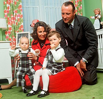 FAMILIEIDYLL: H.K.H. Sonja og Harald med sine to barn, Märtha Louise og Haakon Magnus på Skaugum våren 1974