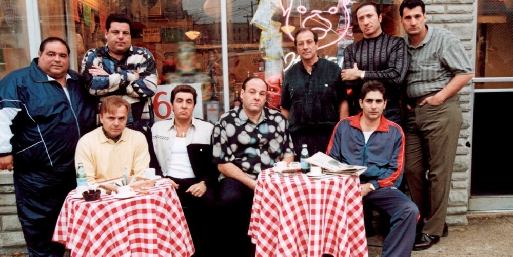 FRYKTET: Gjengen fra "The Sopranos". James Gandolfini som Tony Soprano i midten.