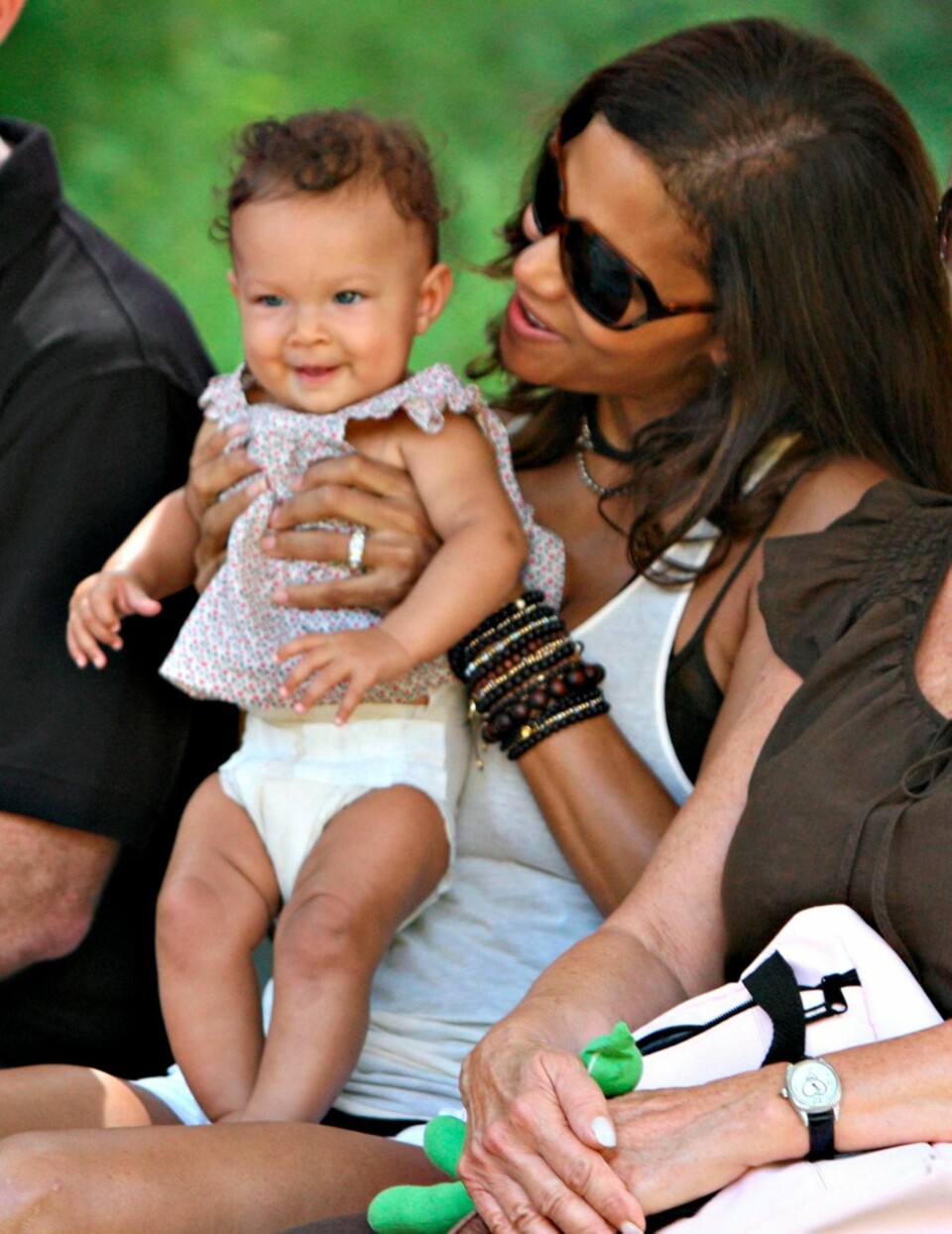 SJARMTROLL: Halle Berry viser fram datteren Nahla til fotografene for første gang