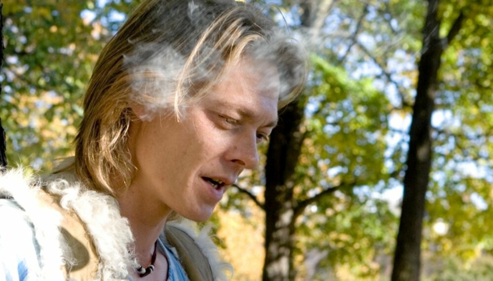 I RØYKEN: Kristoffer Joner har gått ned fra 40 til 15 sigaretter om dagen