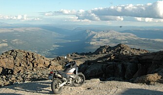 Det er mulig å fly med motorsykkel. Det kan i hvertfall føles slik når man ser ut fra 1666 meter over havet. Trontoppen er den gøyeste frittliggende fjelltoppen du kan kjøre til i Norge.