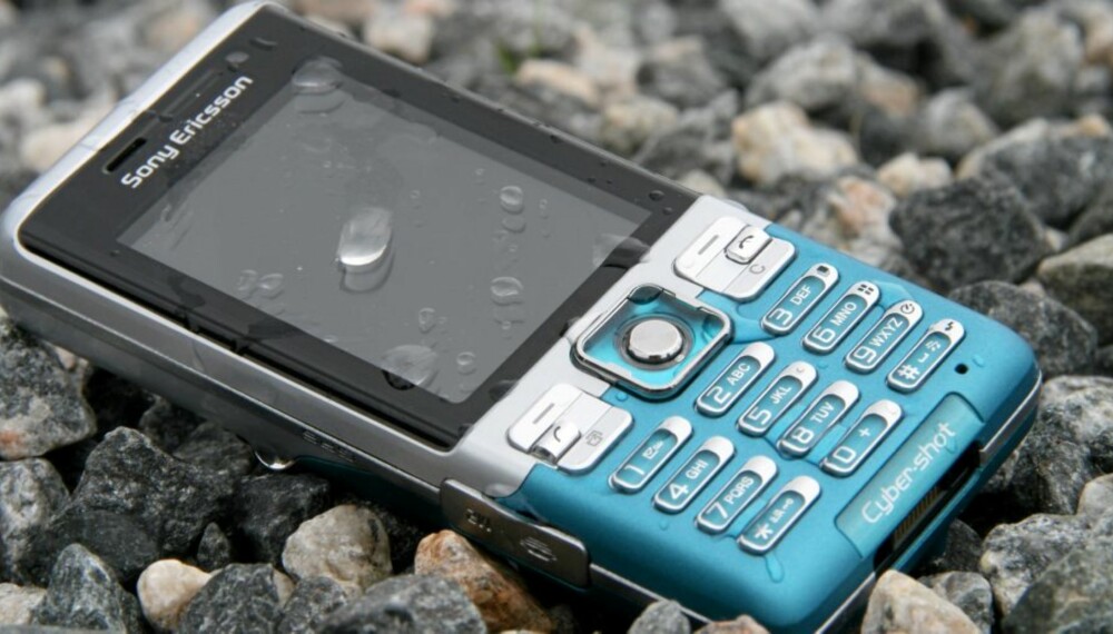 Sony Ericsson c702 tåler vann, støv, sand, samt å bli sluppet i bakken.