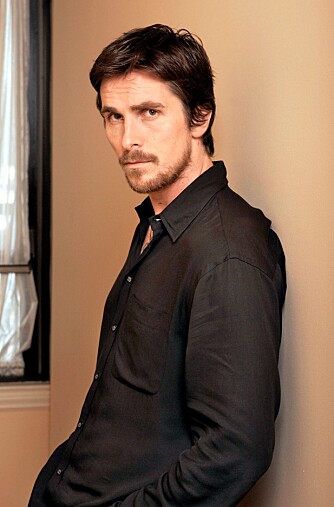 KJEKKAS: Christian Bale har sjarmert mang et damehjerte, men har selv problemer med damene i sin egen familie. Søsteren og moren er ikke lenger regnet som Bales nærmeste.