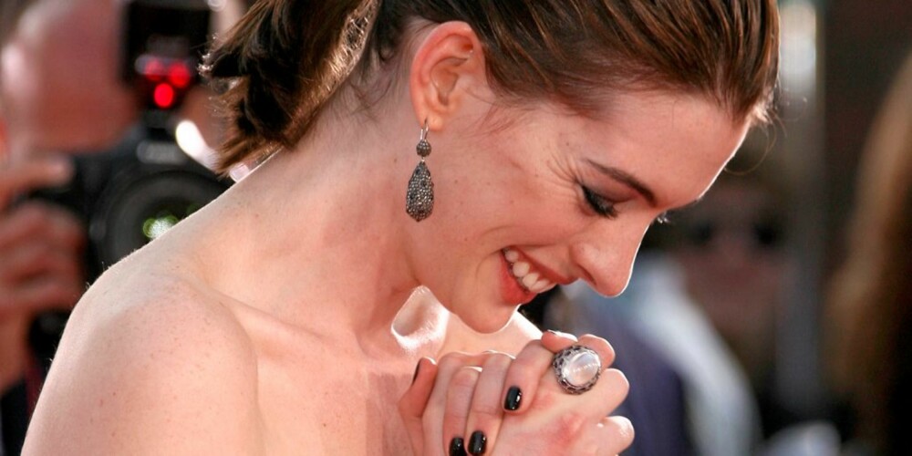 LYKKELIG: Anne Hathaway tok bruddet med kjæresten tungt. Nå ser det ut til at hun har fått ny kjæreste.