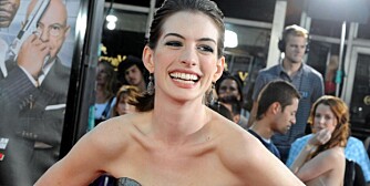 SMILER IGJEN: Anne Hathaway har fått på plass det brede smilet igjen etter det vonde bruddet tidligere i år.
