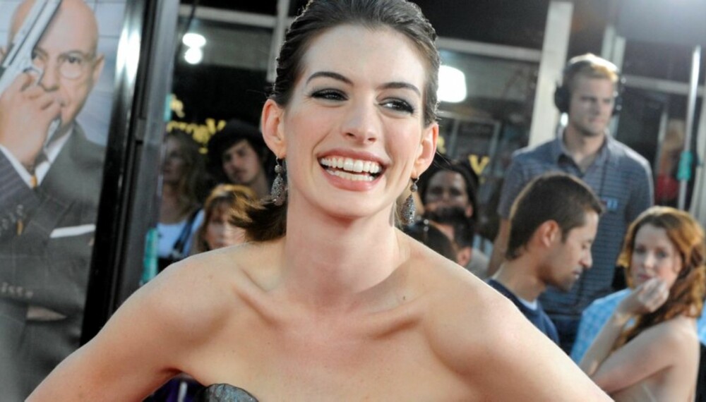 SMILER IGJEN: Anne Hathaway har fått på plass det brede smilet igjen etter det vonde bruddet tidligere i år.