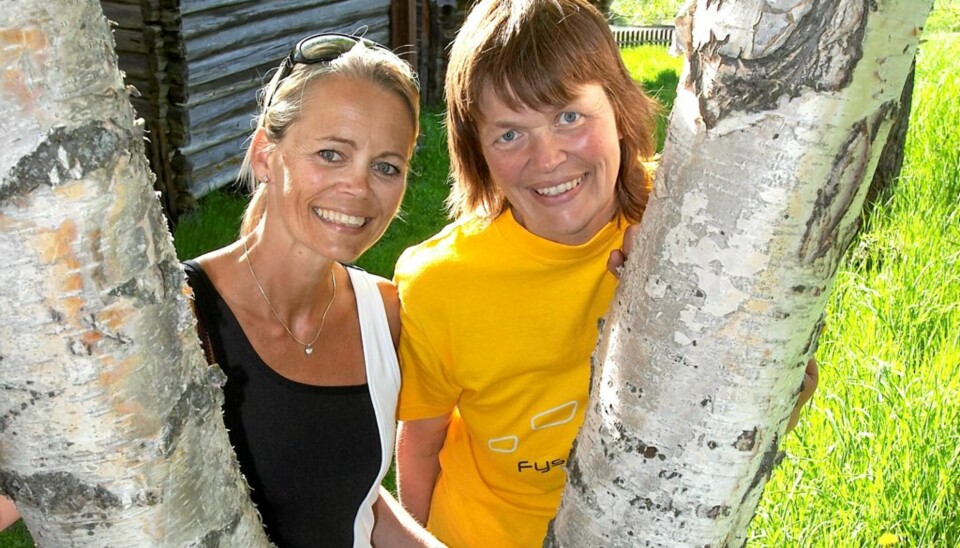 STØTTE: Søstrene Merete (t.h.) og Mariann fikk multippel sklerose med et års mellomrom. Det var fryktelig trist da Mariann også ble syk, men i dag er vi en god støtte for hverandre. Hun vet hva jeg snakker om, og jeg skjønner henne, sier Merete.