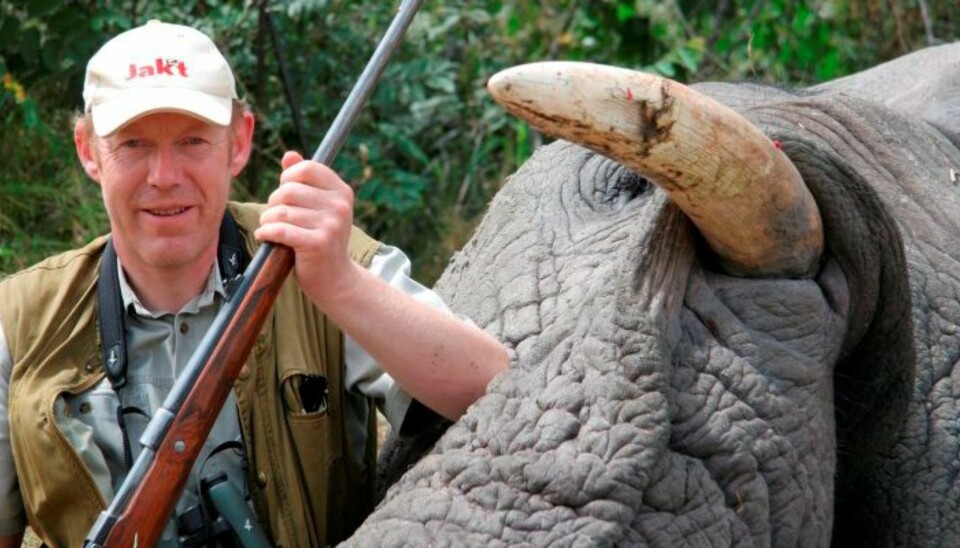 JAKTs våpenekspert Jørund Lien med felt elefant og rifle i .375 Holland & Holland.