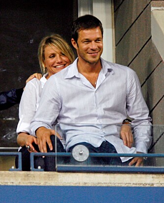 KOSETE: Cameron Diaz og Paul Sculfor klarte ikke holde seg unna hverandre på tennisamp tirsdag. KOSETE: Cameron Diaz og Paul Sculfor klarte ikke holde seg unna hverandre på tennisamp tirsdag.
