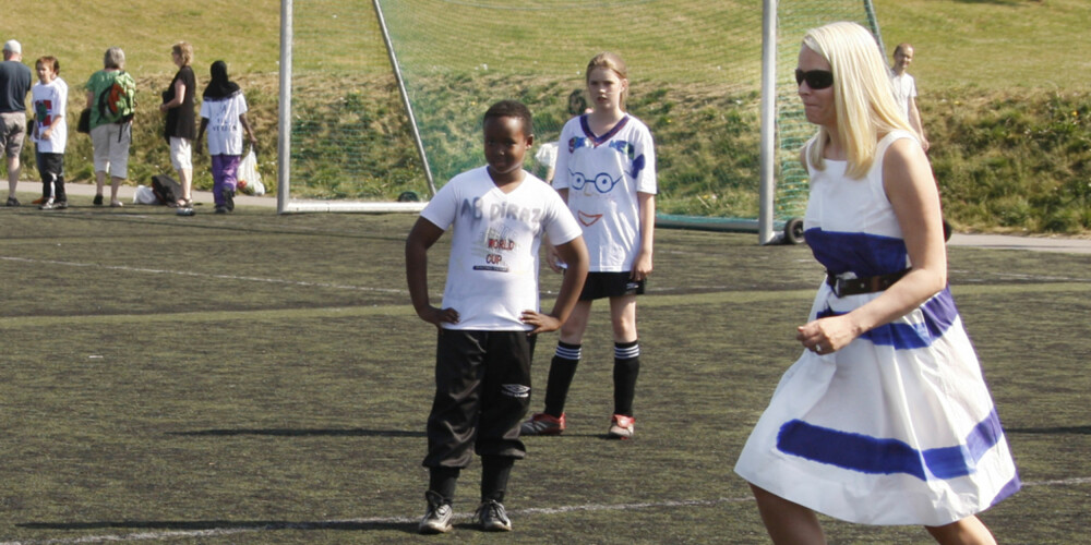 Mette-Marit åpnet Fargerik Fotball på Sagene nylig, et arrangement mot rasisme. Hun kastet seg ut i spillet, selv med hvit kjole.