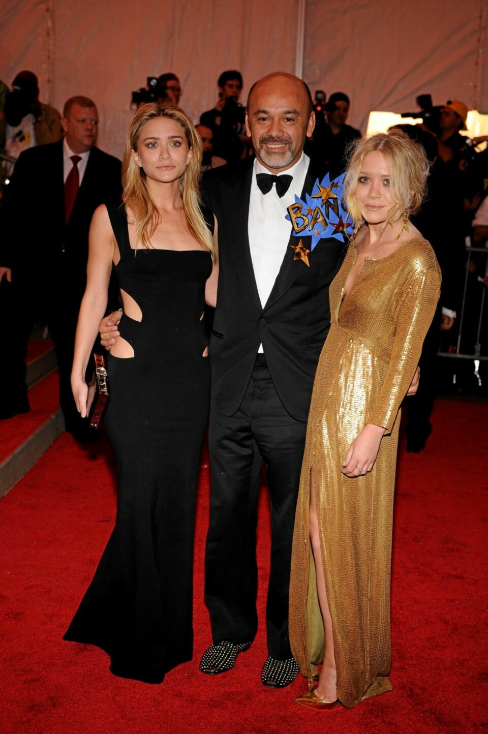 INSPIRASJONSKILDE I: Mary-Kate og Ashley Olsen sammen med skodesigneren Christian Louboutin.