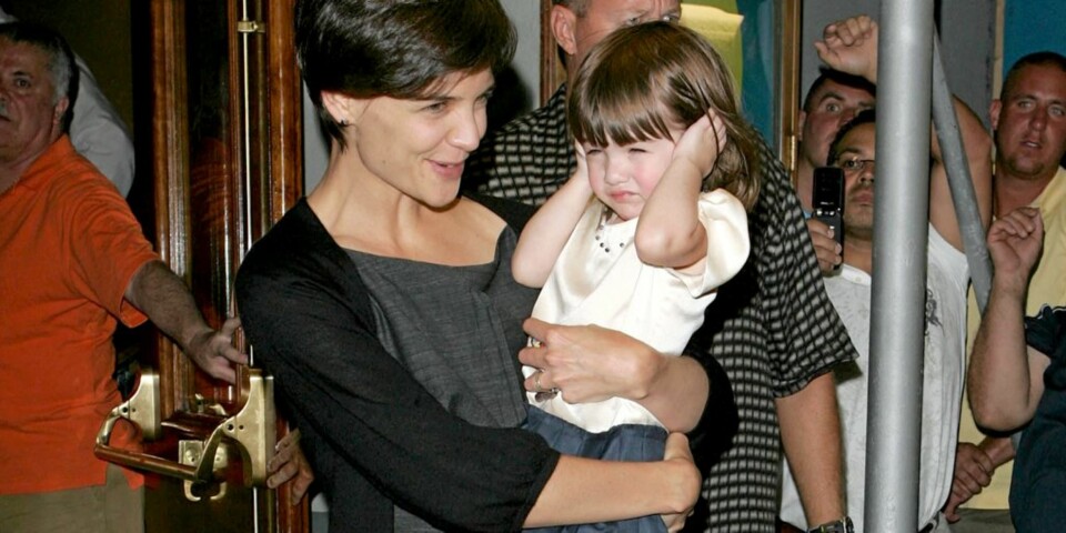 HYSJ! To år gamle Suri synes fotografene roper for høyt etter mamma Katie Holmes