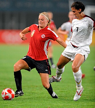 VANT 2-0: Solveig Gulbrandsen i aksjon for Norge da vi slo USA 2-0 i åpningskampen