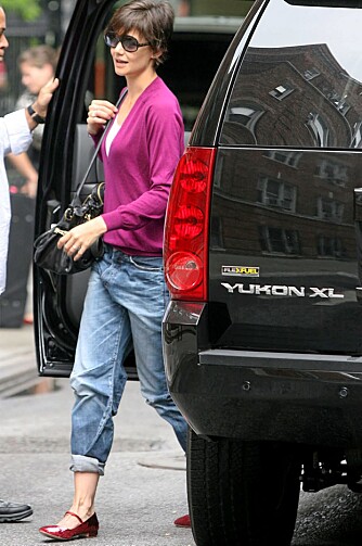 I tiden: Katie Holmes følger høstens trend med baggy jeans.
