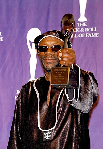 HALL OF FAME: Isaac ble en del av Rock and Roll Hall of Fame i 2001.