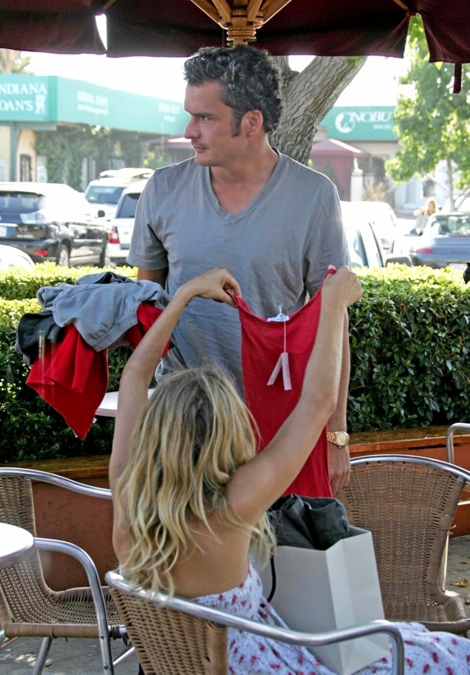 PÅ SHOPPING: Sienna Miller er en av Storbritannias fremste fashonistas, og benyttet fredagen til å shoppe sammen med sin gifte kjæreste