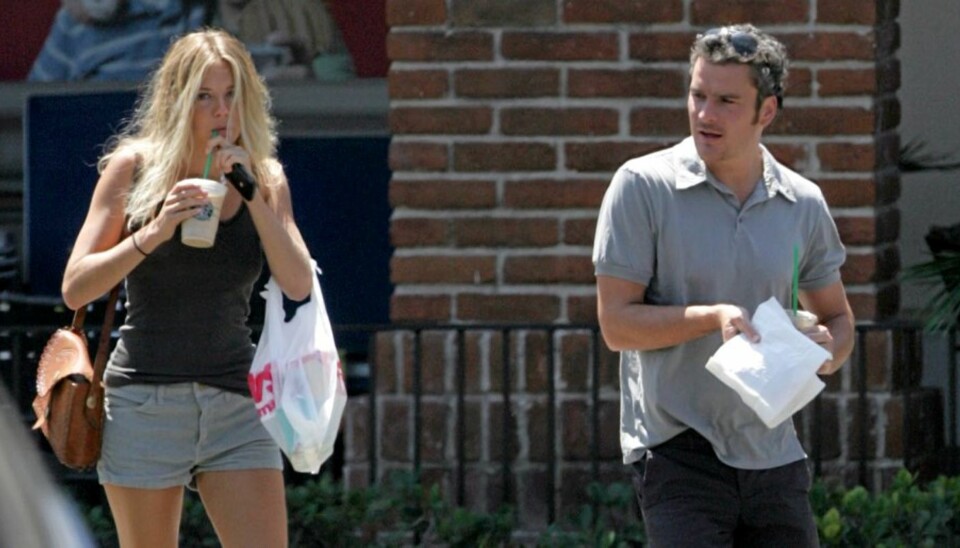 PÅ APOTEKET: Sienna Miller og Balthazar Getty var en tur innom et apotek i Malibu lørdag, men skilte lag da de oppdaget fotografene.