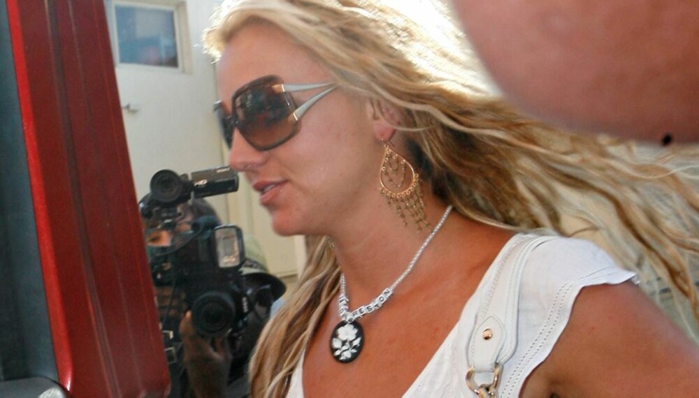 HÅNDLAGET: Britney Spears bærer her et smykke rundt halsen med sønnenes navn.