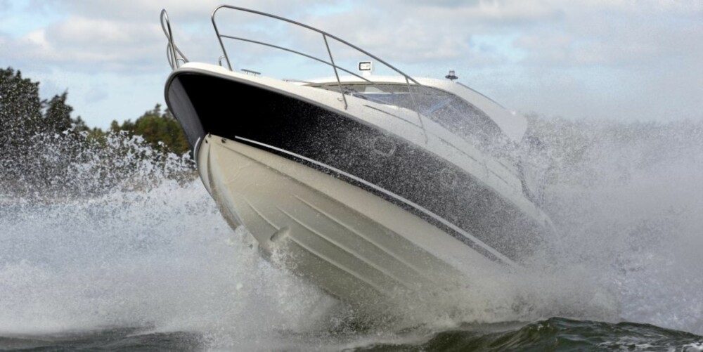 Den dype V-bunnen bidrar til at båten kan holde en høy marsjfart selv i ruskete vær.