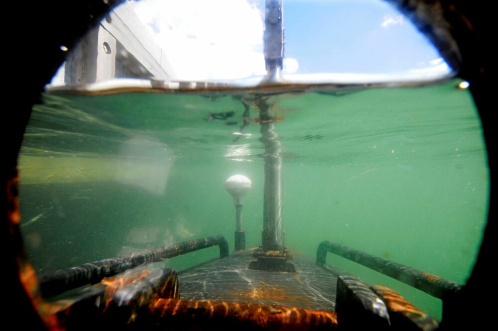 Peter Madsen har vinduer i ubåtene sine. Spennende å se vannet stige når vi dykker.