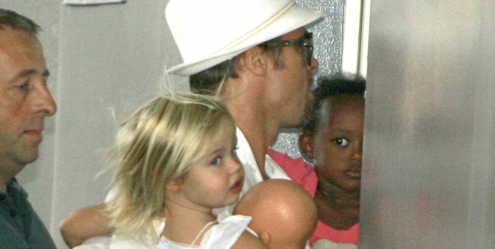SEKS SOM OSS: Brad Pitt rushet til sykehuset i Nice der Angelina fødte tvillinger i juli. Her døtrene med Shiloh og Zahara.