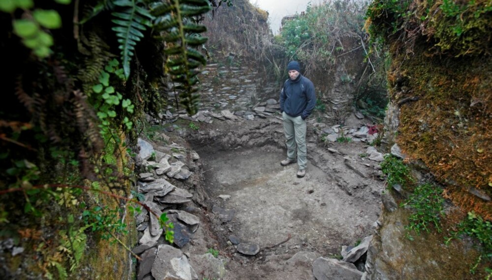 Her står Vi Menns Johnny Haglund ved en av massegravene som nylig er avdekket i den lille landsbyen Putis.