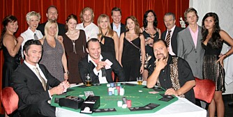 Mikkel Gaup flankert av et utvalg mer og mindre berømte Bond-piker og Bond-herrer før festen lørdag.