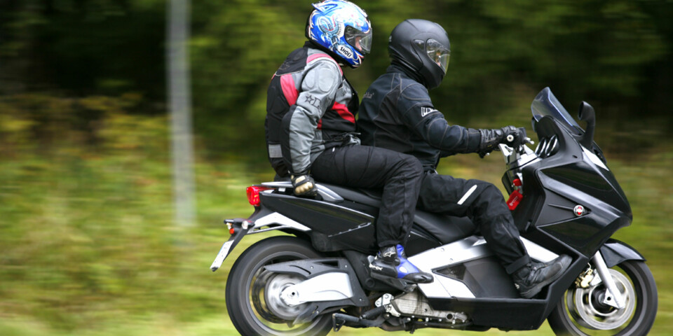 SCOOTERPASSASJER: Har mye mer plass å sitte på, men Gilerean er konstruert slik at passasjeren også må skreve ganske mye. Ikke helt optimalt.