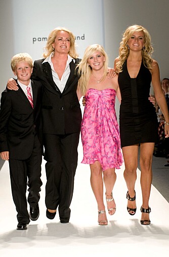 Designer Pamela DeVos tok med seg barna sine etter å ha presentert vårens kolleksjon for merket Pamella Roland.