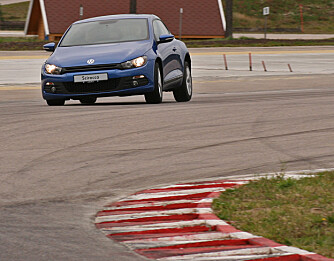 Mangel på sportsunderstell gjorde at Scirocco krenget mer en ønskelig på banen. Mangel på sportsunderstell gjorde at Scirocco krenget mer en ønskelig på banen.