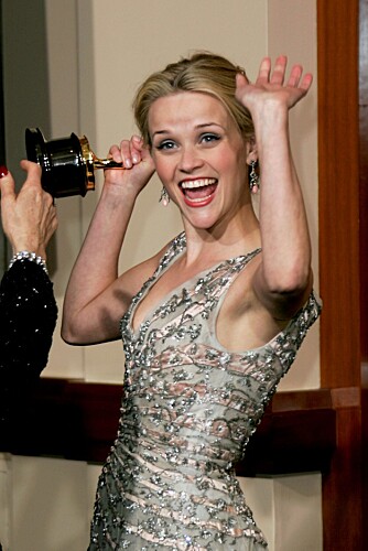 OSCAR-JUBEL: Reese Witherspoon jublet etter å ha fåptt Oscar for rollen som June Carter Cash i "Walk the Line"