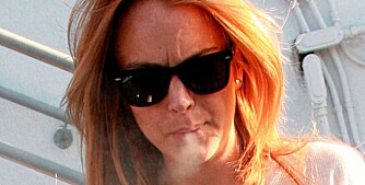 SNUBLEGURI: Lindsay Lohan trodde en fotograf fikk henne til å snuble, og slo likegodt til ham på nesa.