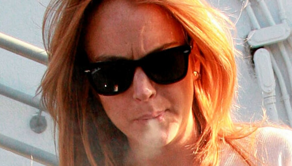 SNUBLEGURI: Lindsay Lohan trodde en fotograf fikk henne til å snuble, og slo likegodt til ham på nesa.